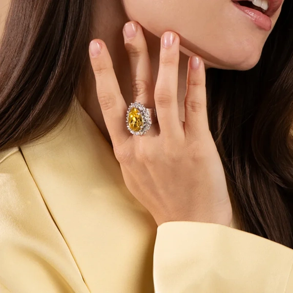 Guldfärgad ring med en mörk jonquil-sten i mitten