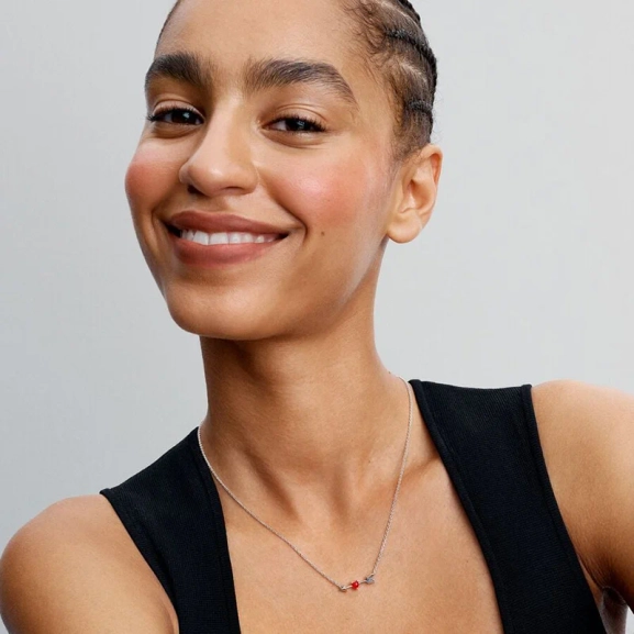 Halsband med Pil & Hjärta i Muranoglas från Pandora Moments. Sterling silver med rött hjärta