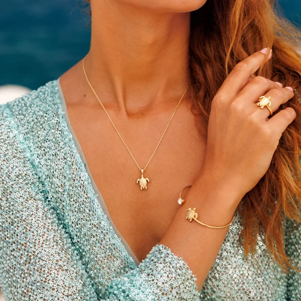 Turtle Necklace Gold - Caroline Svedbom - Snabb frakt & paketinslagning - Nordic Spectra