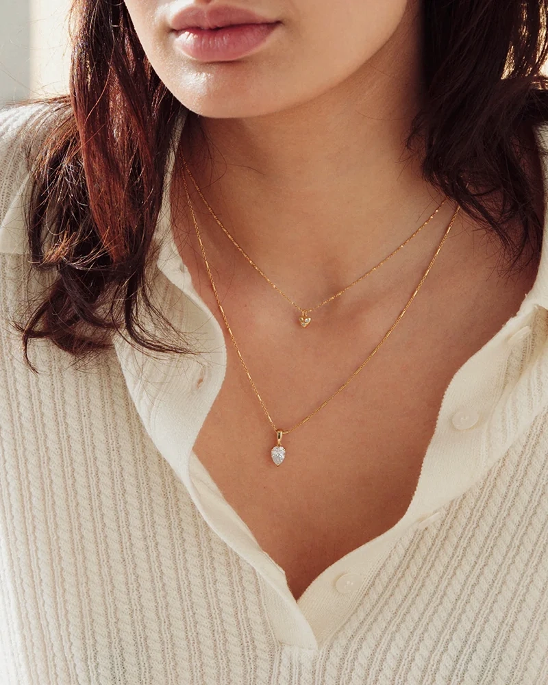 Katie Necklace Gold från Syster P i 18K guldpläterat silver med droppformad kubisk zirkon