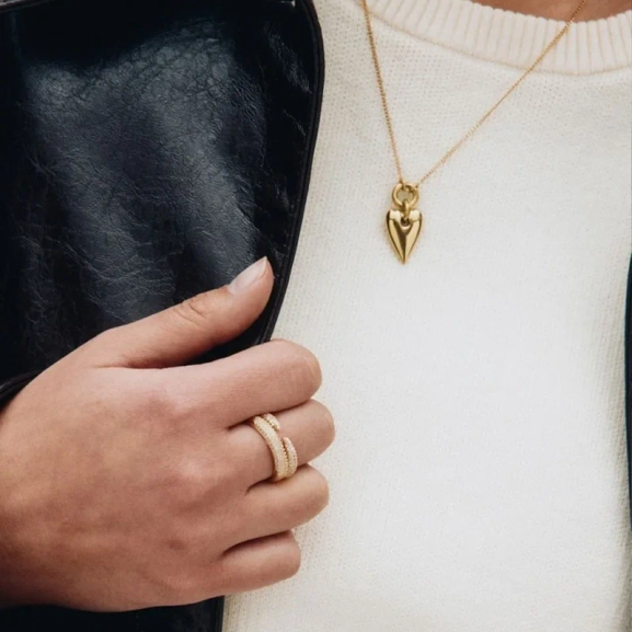 Elegant halsband med stiliserad hjärta-design i 14K guldpläterat stål