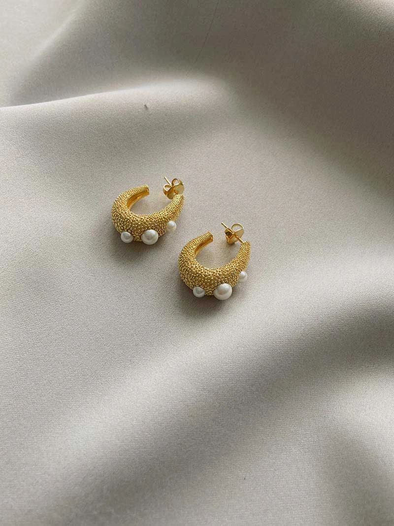 Pearl Bubble Big Ear Gold -CU Jewellery - Snabb frakt & paketinslagning - Nordicspectra.se