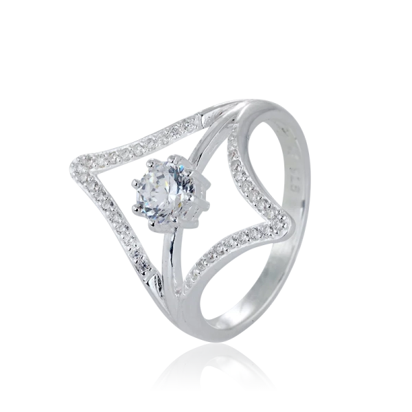 Carolina Gynningin suunnittelema Balance of Energy -sormus hopeasta kuutiozirkonialla