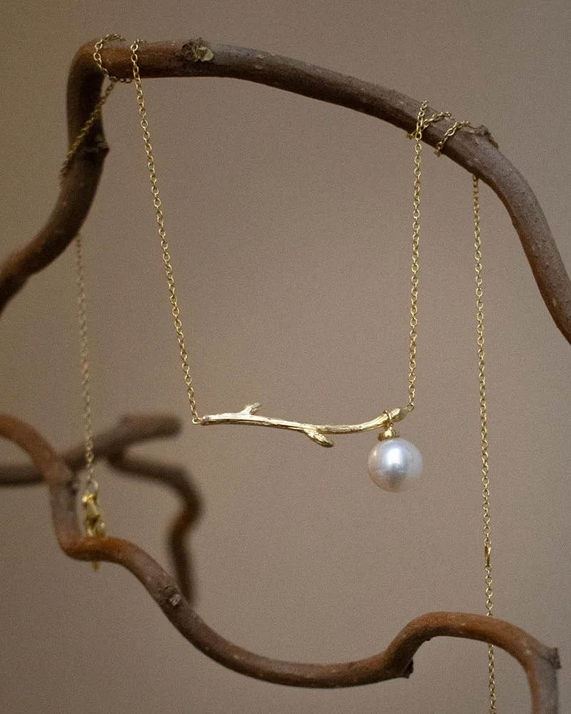 Branch Pearl Necklace Gold - Drakenberg/Sjölin Halsband- Snabb leverans & paketinslagning - Nordic Spectra