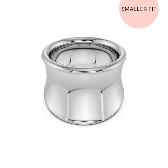 elegant och stilren ring i rostfritt stål med en polerad yta