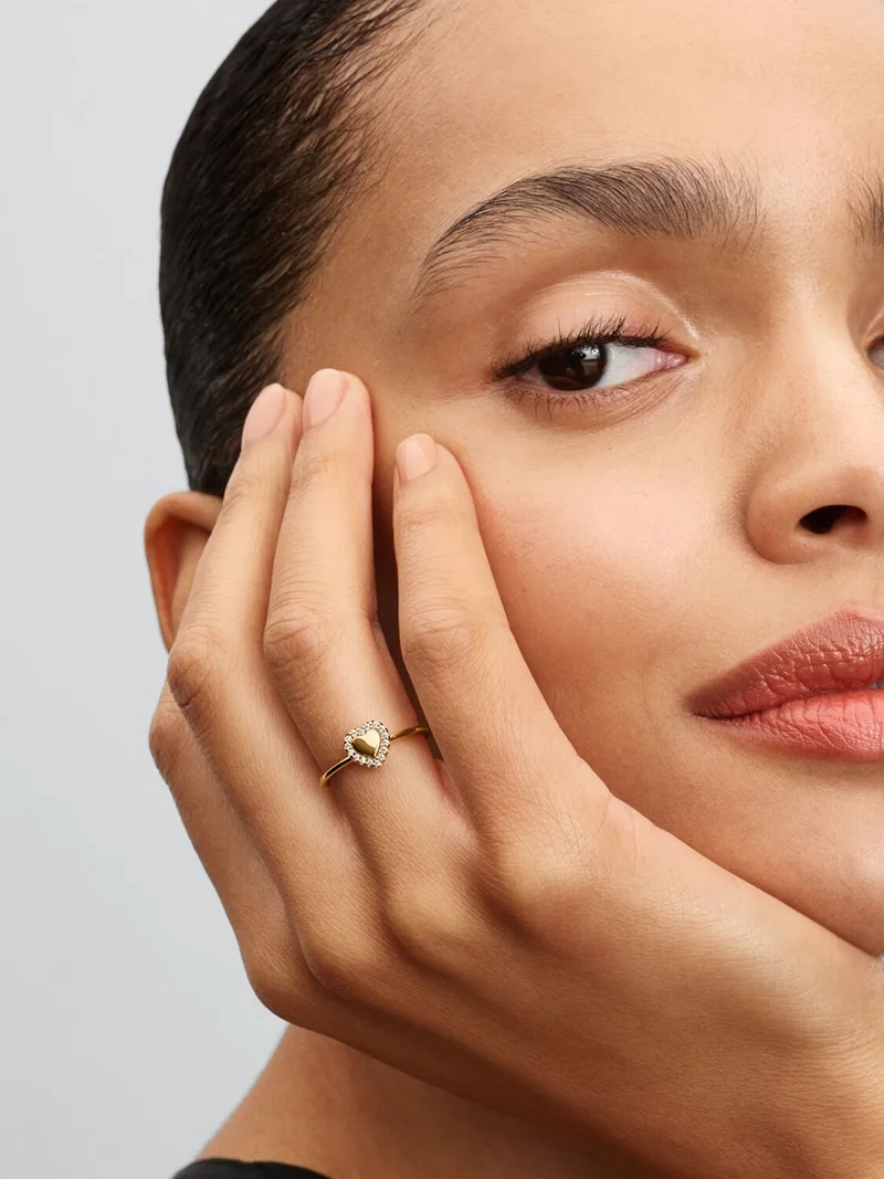 Halohjärta Ring Guld från Pandora Timeless. Tillverkad av 14 karat guldpläterat material med strålande hjärta omringat av gnistrande stenar. Unikt budskap i vackert polerat hjärta.