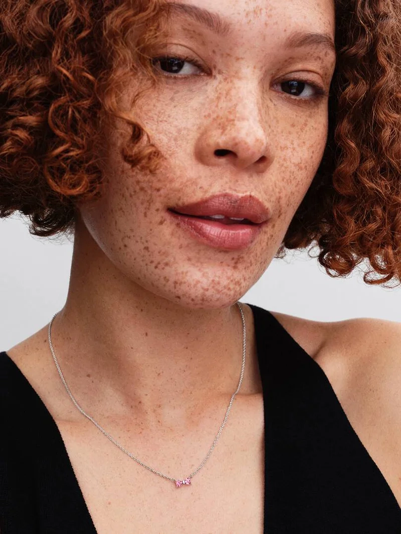 Rosa halsband med hjärtformade stenar i rosett av sterlingsilver från Pandora Timeless kollektionen. Justerbar längd för personlig stilanpassning.