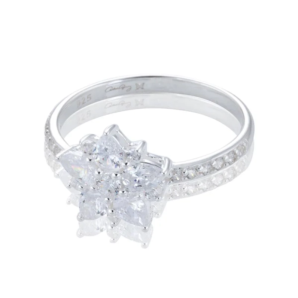 blomformad silverring med gnistrande cubic zirconia-kronblad.