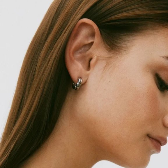 skulpturala örhängen i polerat rostfritt stål från Edblad