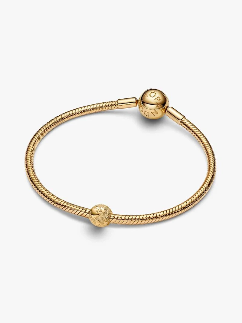 Mini Jordglob Berlock Guld från Pandora Moments. Pläterad med 14 karat guld och diamanter. Symboliserar reslust och gemenskap