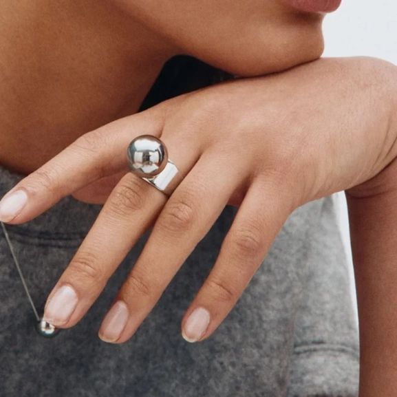 med en rundad design som passar både vardag och fest. Finns i flera storlekar.