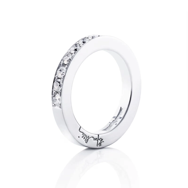 7 Stars & Signature Ring Platinum i platina med sju briljantslipade diamanter och Efva Attlings signatur på sidan.