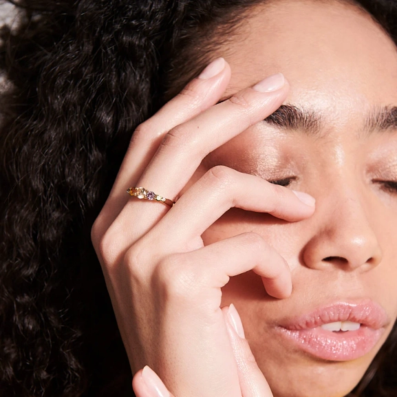 tyylikäs sormus 18K kullattua hopeaa kimaltelevilla kuutiometreillä zirkoniumkivillä.