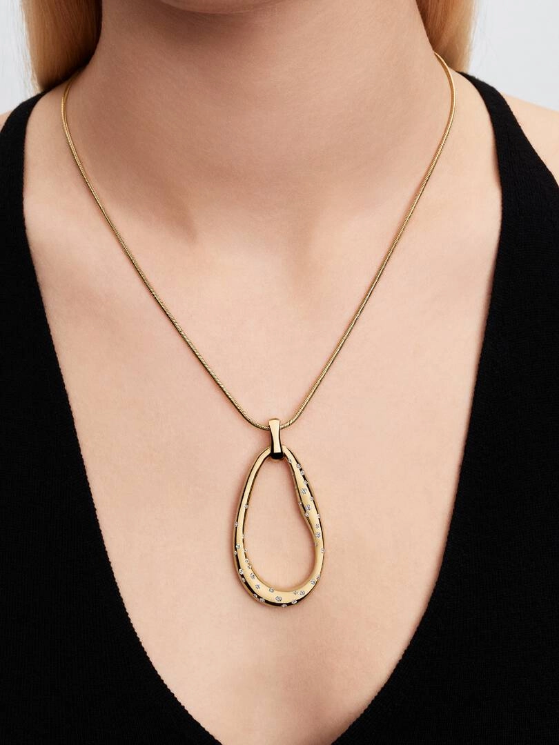 pläterat med 14K guld och ovalt hänge med gnistrande cubic zirconia.