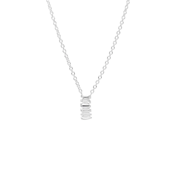Les Roches Drop Necklace i återvunnet silver med unik stavform inspirerad av staplade stenar