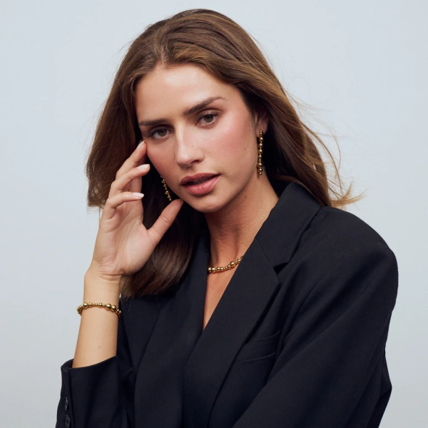 eleganta och långa örhängen i 18K guldpläterat silver