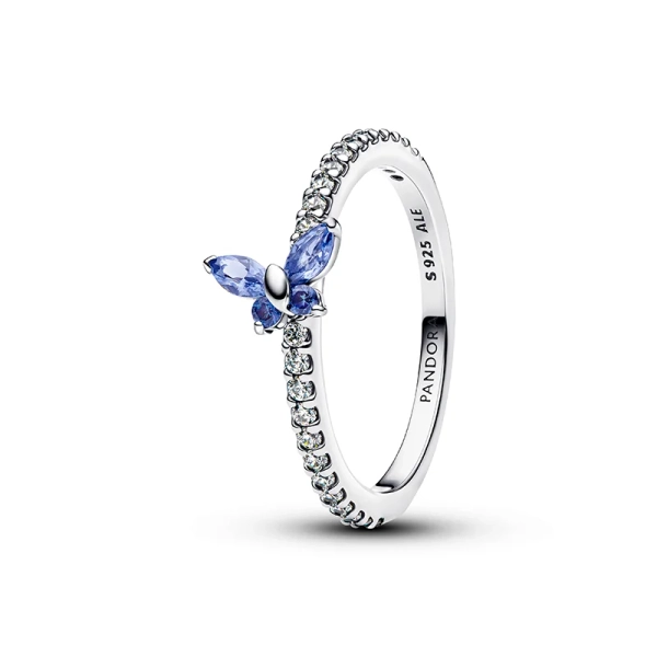 Blå och klara kubiska zirkoniastenar gnistrar på denna Pandora Timeless ring med en förtrollande fjärilssymbol i sterlingsilver.