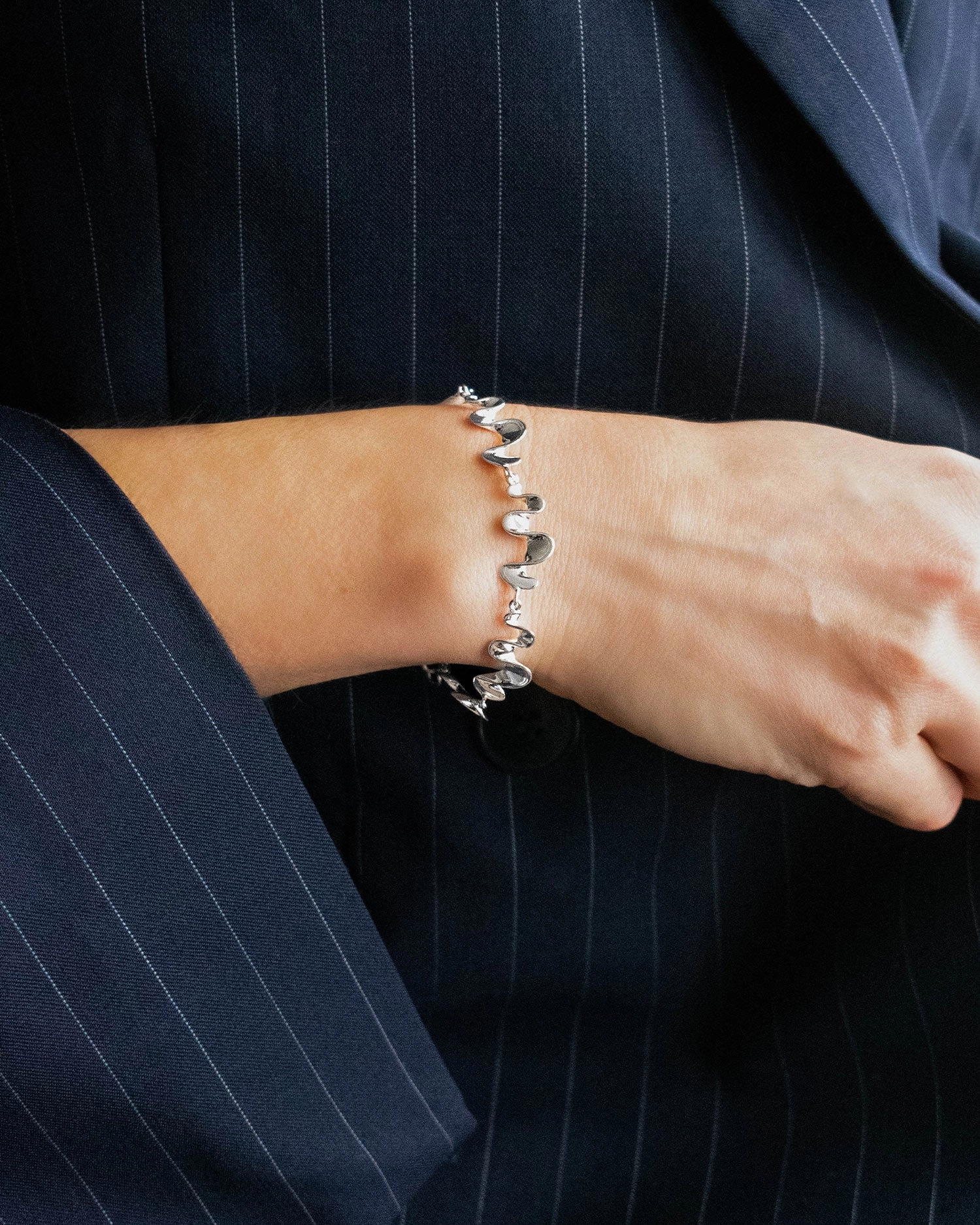 Water Flow Small Full Bracelet i polerat silver med mjuka former från Drakenberg Sjölin