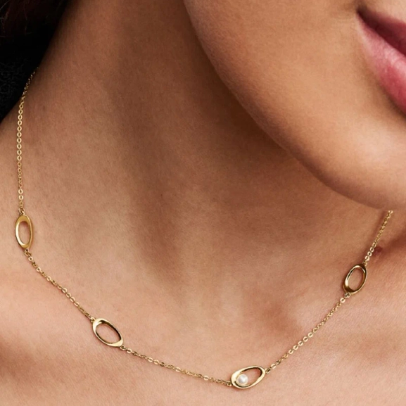 Elegant halsband med vit sötvattenspärla pläterat i 14 karat guld från Pandora Essence kollektionen. Idealiskt för att komplettera din stil med en subtil känsla av lyx och elegans.