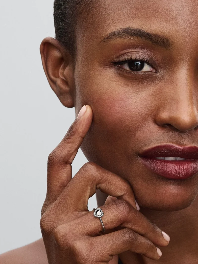 Elegant haloring med strålande hjärta omringat av gnistrande stenar i sterlingsilver från Pandora Timeless kollektionen.