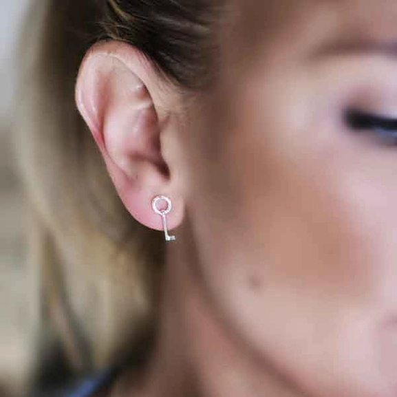 Key Pin Earrings Silver - Emma Israelsson - Snabb frakt & paketinslagning - Nordicspectra.se