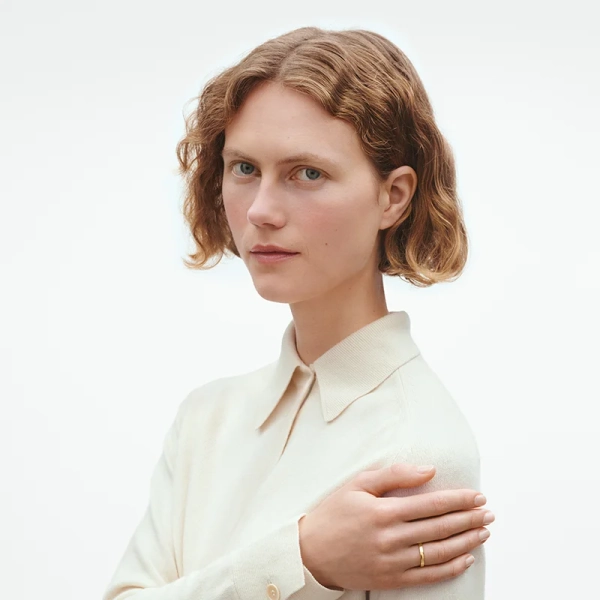 AW25_ECOM_ON-MODEL_MAGIC_RING_YG_20000343