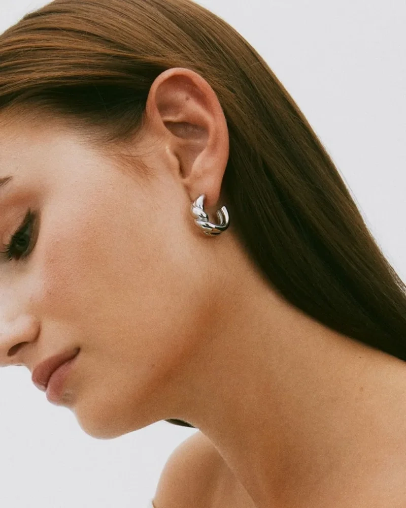 skulpturala örhängen i polerat rostfritt stål från Edblad