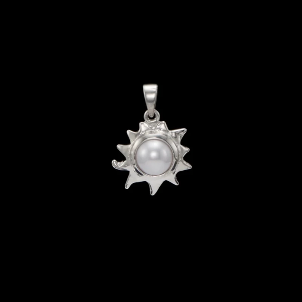 Charmed Sun Anhänger aus Silber mit Süßwasserperle