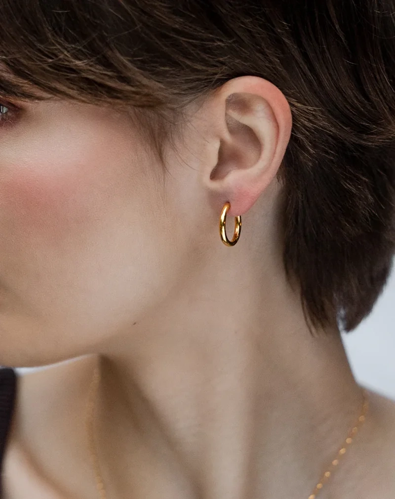 guldfärgade örhängen med en elegant och tidlös design