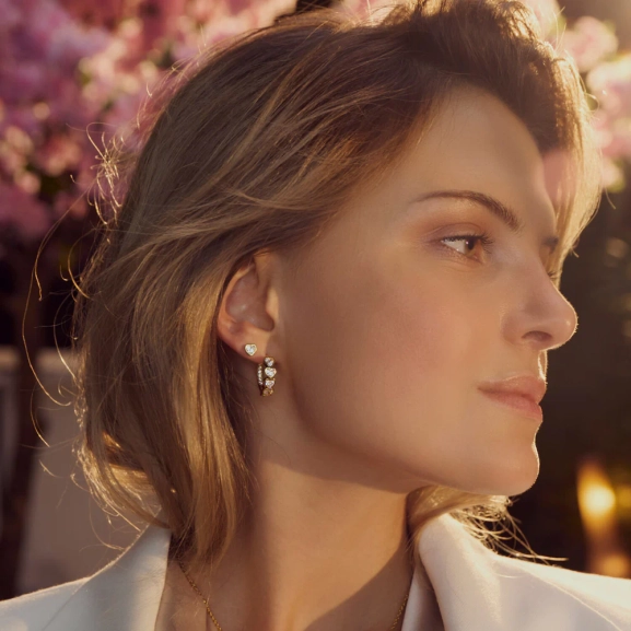 tyylikkäät pienet korvakorut 18K kullattua hopeaa ja kimaltelevia kuutiometrisiä zirkoniakiviä.