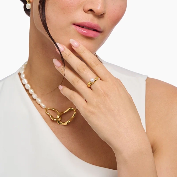 Natural Beauty Ring med Pärla Guld från Thomas Sabo i 18K guldpläterat silver med sötvattenpärla