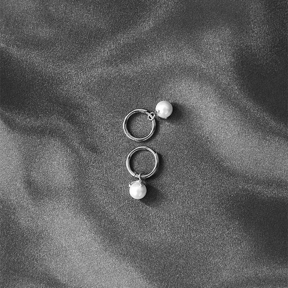 Letters Pearl Pendant Silver -CU Jewellery - Snabb frakt & paketinslagning - Nordicspectra.se