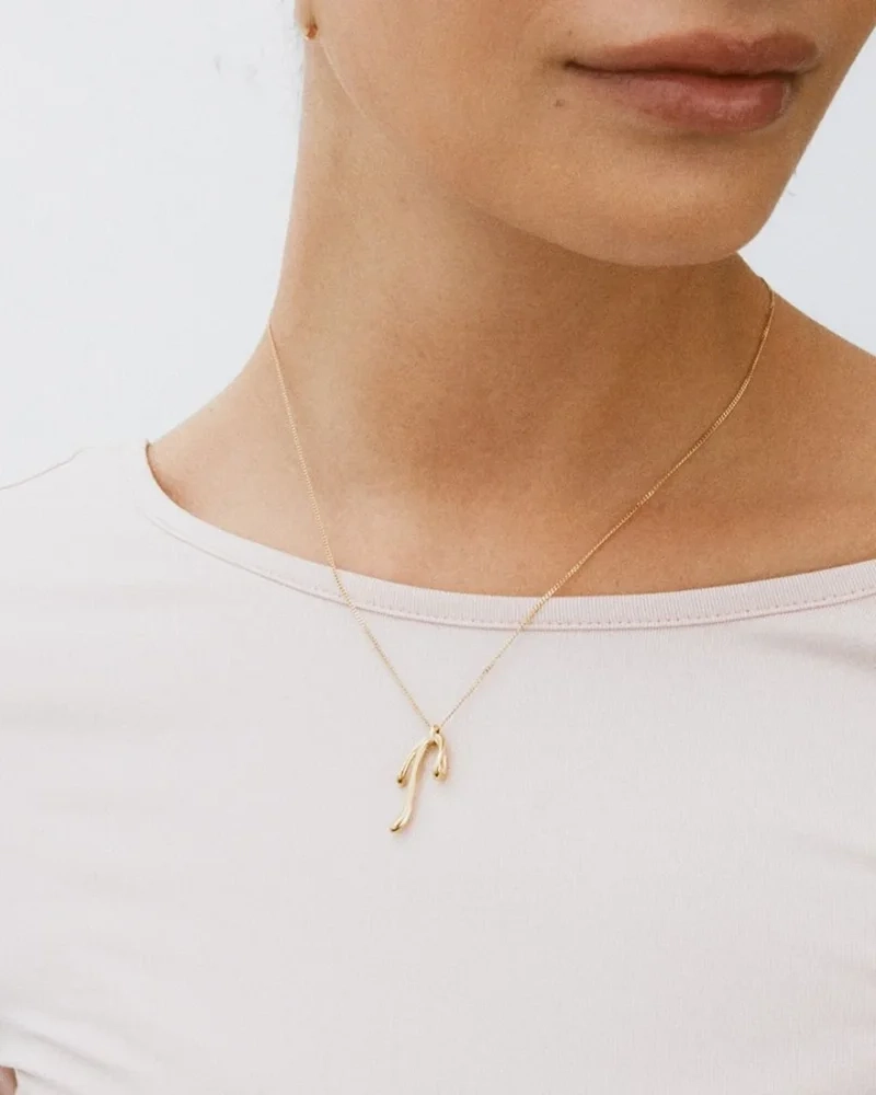 med elegant spetsdesign. Perfekt för att ge en sofistikerad touch till din outfit.