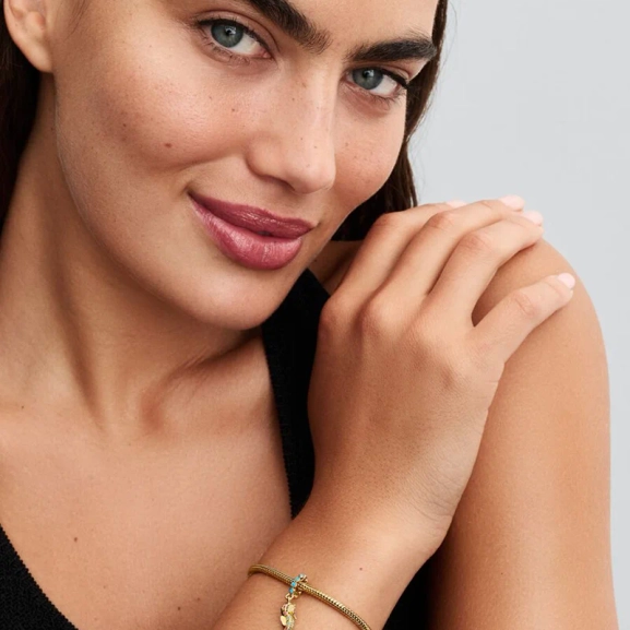 Berlocken med sjöhästen från Pandora är en vacker symbol för lycka och styrka. Guldpläterad sjöhäst med kubisk zirkonia