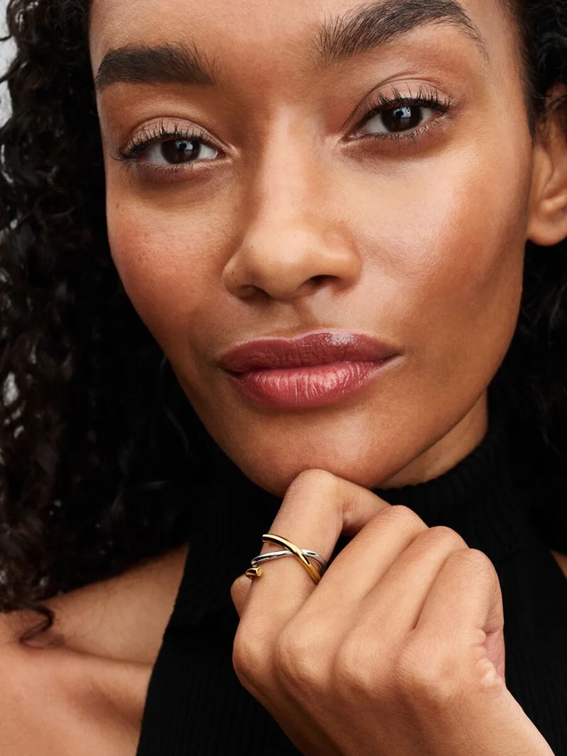 Organiskt Tvåfärgad Ring Silver & Guld från Pandora Essence - En unik design i sterlingsilver och 14 karat guldplätering som lyfter din stil med en subtil känsla av lyx.