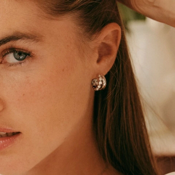 en slät och en med gnistrande stenar