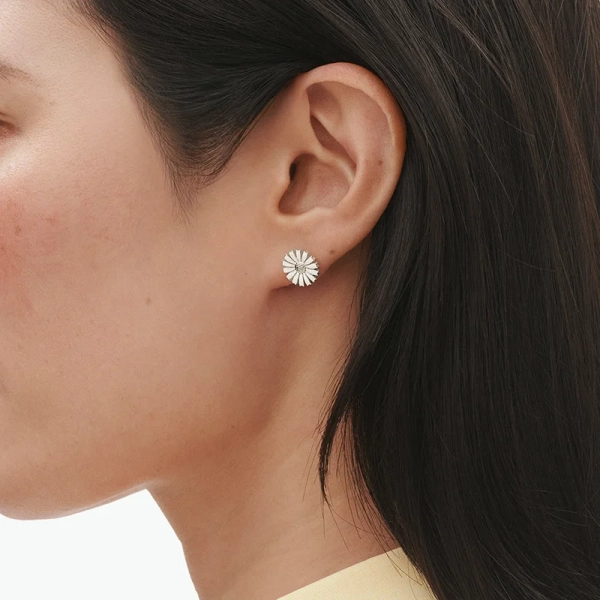 SS25_ECOM_ON-MODEL_DAISY_EARRING_20001540_Close-ups
