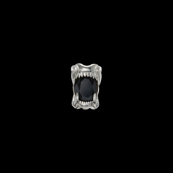Tiny Jaw Stone Ohrstecker mit schwarzem Spinell in Silber