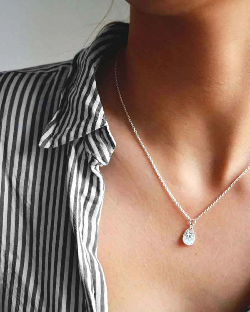 Leaf Drop Necklace - Drakenberg Sjölin Halsband - Snabb frakt & paketinslagning - Nordicspectra.se