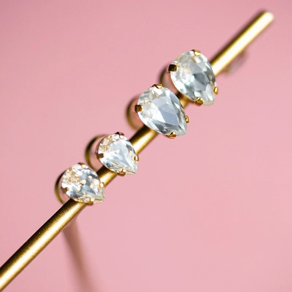 Superpetite Drop Ear Gold Crystal - Caroline Svedbom - Snabb frakt & paketinslagning - Nordic Spectra