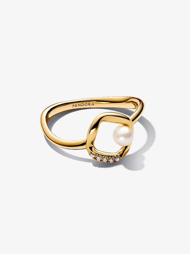 Ring med Organiskt formad Sötvattenspärla Guld. Smyckad med en behandlad pärla i en skimrande vit nyans. En perfekt symbios av enkelhet och sofistikerad charm.