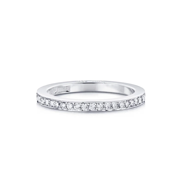 Stars & Signature Thin Ring Platinum från Efva Attling med 44 diamanter i kanalfattning på smal platinaskena.