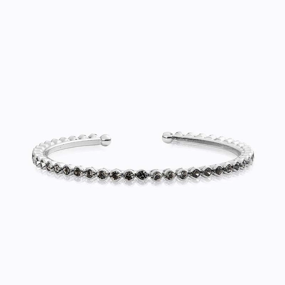 Siri Bangle Rhodium Black Diamond - Caroline Svedbom - Snabb frakt & paketinslagning - Nordicspectra.se