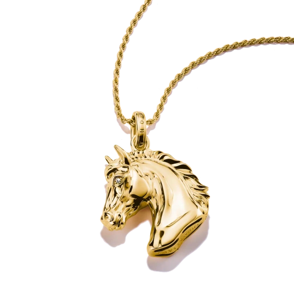 Hästhuvud Elyndra Halsband Guld från Thomas Sabo i guldpläterat silver med detaljerat hästhuvud och gnistrande zirkoniaögon.