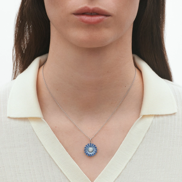GJ_SS25_ECOM_SHOOT_DAISY_NECKLACE_20001545_v1_Close-up