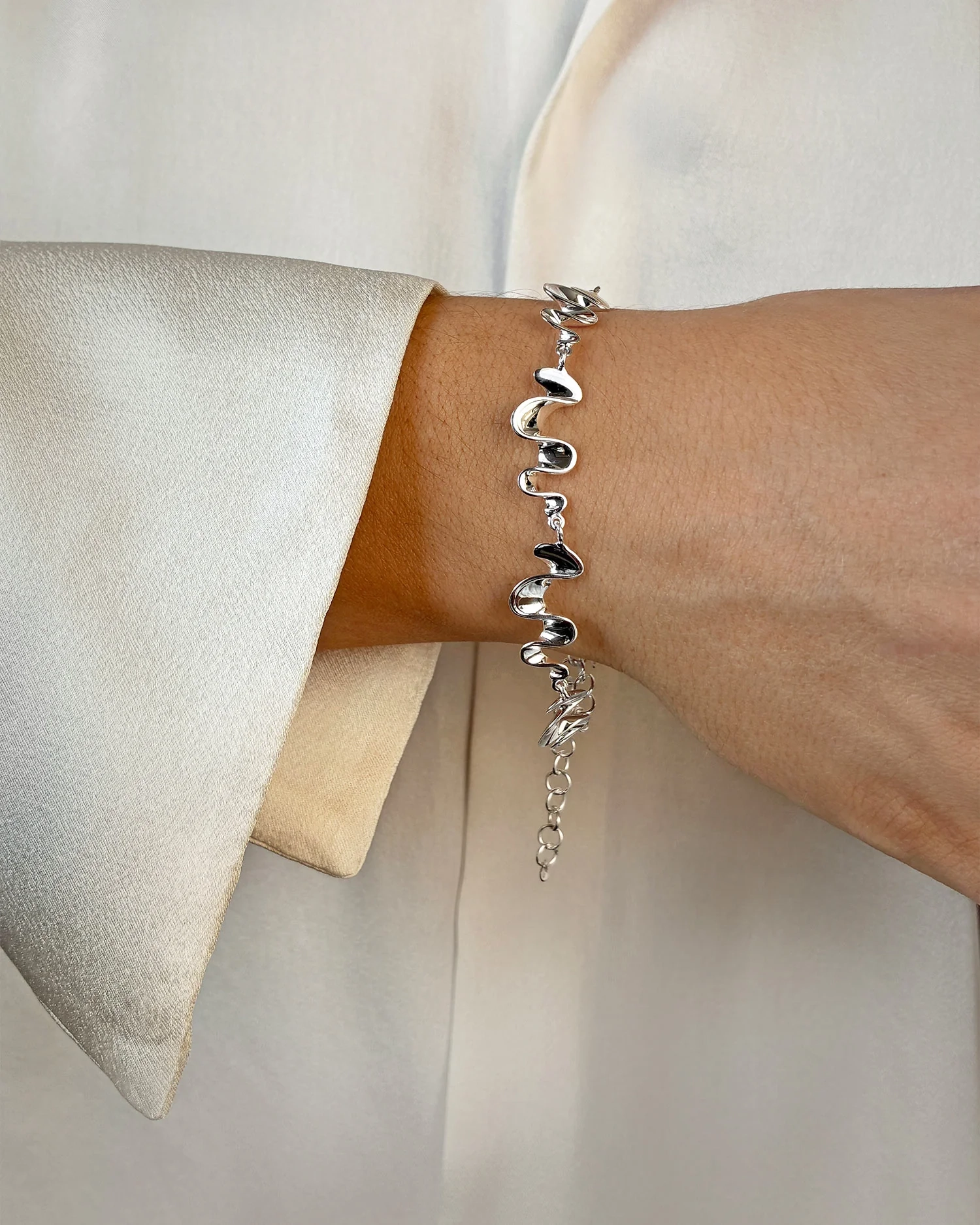 voluminöse Armband „Water Flow“ aus poliertem Silber besticht durch seine weichen Formen von Drakenberg Sjölin und ist vom skandinavischen Design inspiriert.