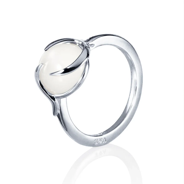 Frö-Ring aus Silber mit einem runden Mondstein im Cabochonschliff