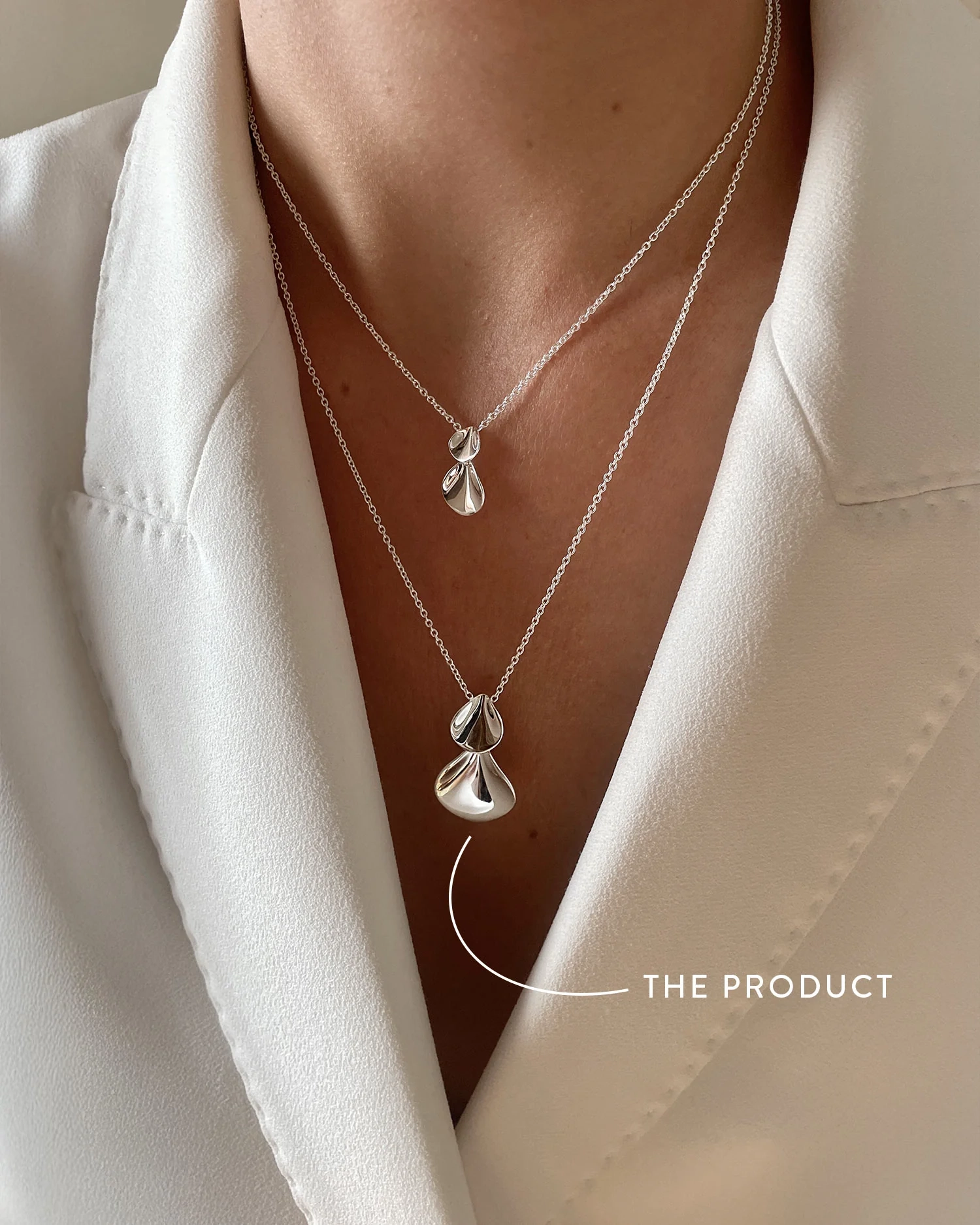 med två överlappande organiska former inspirerade av blomblad. Längd: 45-55 cm.