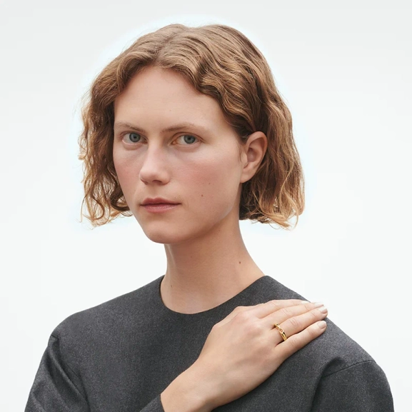 AW25_ECOM_ON-MODEL_REFLECT_SMALL_LINK_RING_20001173