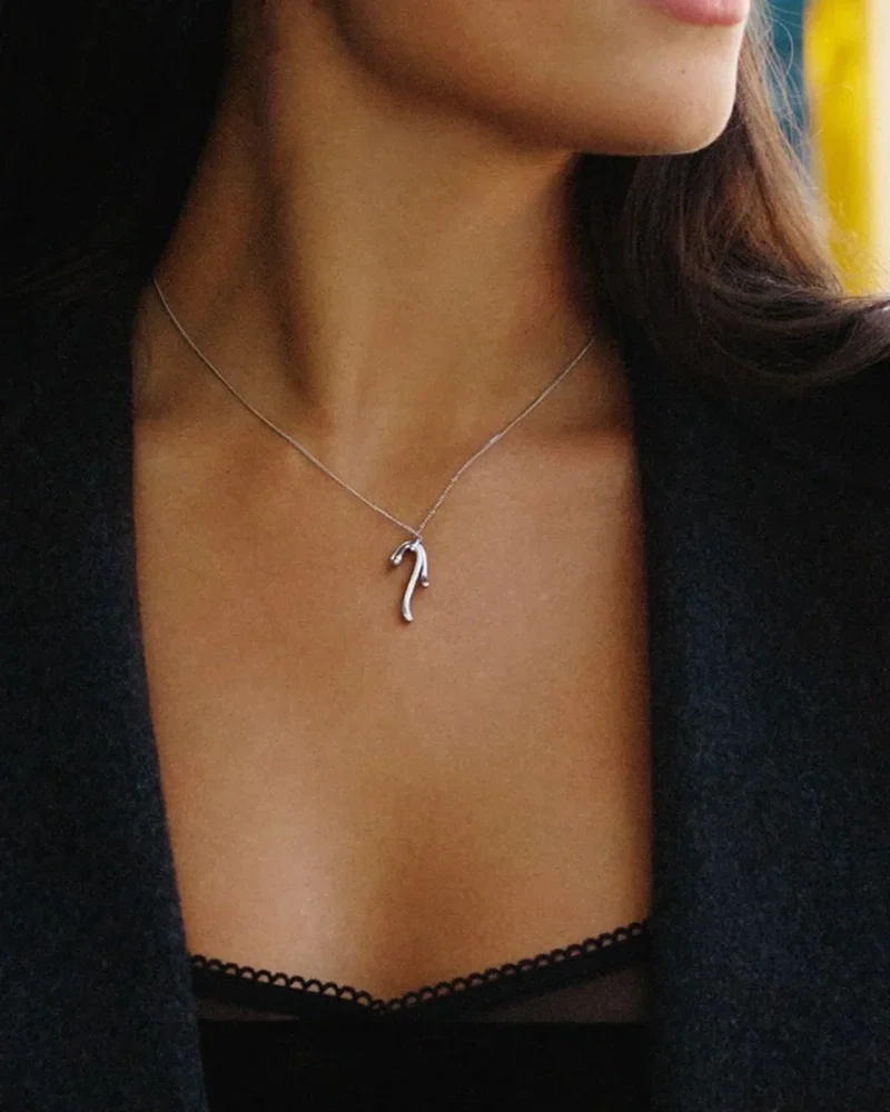 i rostfritt stål med ett intrikat spetsmönster